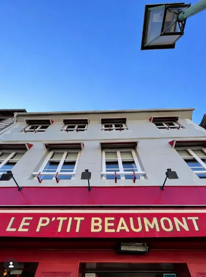 Façade du restaurant Le P'tit Beaumont sous un ciel bleu, enseigne et devanture colorée